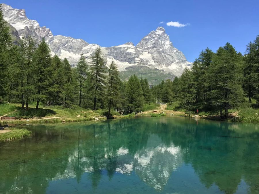 B-Seite in Grün: Der Blick von Breuil im Aostataal – mit Spiegelung im Lago Blu – zeigt die uns ungewohnte Südwestseite des «Cervino».