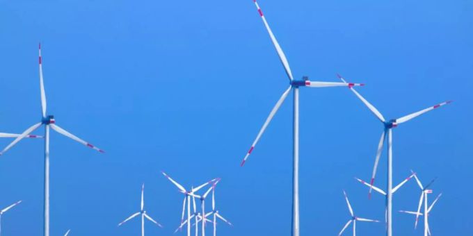 Beim Bau von Stromleitungen von vor allem im Norden produziertem Windstrom in den Süden gibt es Verzögerungen. Foto: Jens Büttner/dpa-Zentralbild/dpa Beim Bau von Stromleitungen von vor allem im Norden produziertem Windstrom in den Süden gibt es Verzögerungen. Foto: Jens Büttner/dpa-Zentralbild/dpa
