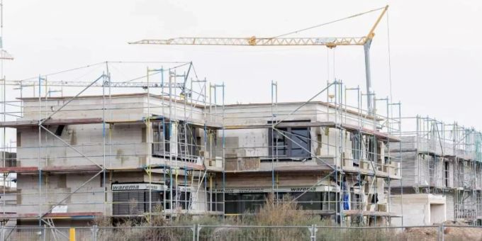 Reihenhäuser, Doppelhaushälften, Häuser und Mehrfamilienhäuser werden auf einem Baufeld am Stadtrand von Köln in Hürth Efferen gebaut. Foto: Rolf Vennenbernd/dpa Reihenhäuser, Doppelhaushälften, Häuser und Mehrfamilienhäuser werden auf einem Baufeld am Stadtrand von Köln in Hürth Efferen gebaut. Foto: Rolf Vennenbernd/dpa