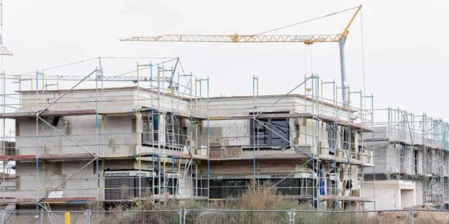 Reihenhäuser, Doppelhaushälften, Häuser und Mehrfamilienhäuser werden auf einem Baufeld am Stadtrand von Köln in Hürth Efferen gebaut. Foto: Rolf Vennenbernd/dpa