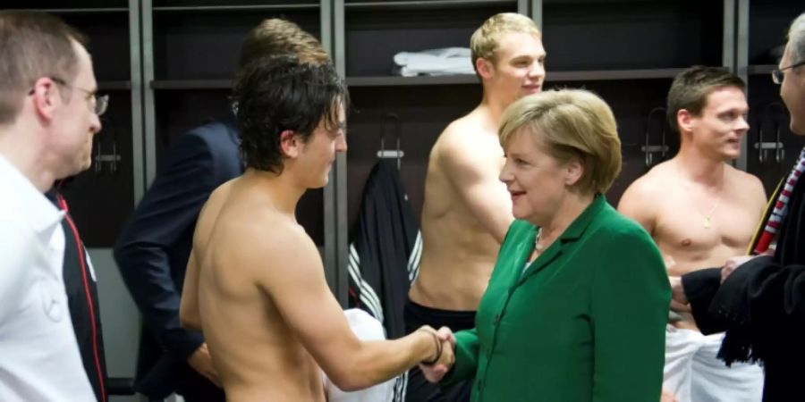 Kanzlerin und Kicker im Jahr 2010