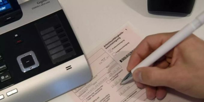 Die Krankschreibung per Telefon bei einer Erkältung soll auch weiterhin gewährleistet sein. Foto: Paul Zinken/dpa-Zentralbild/dpa erkältung