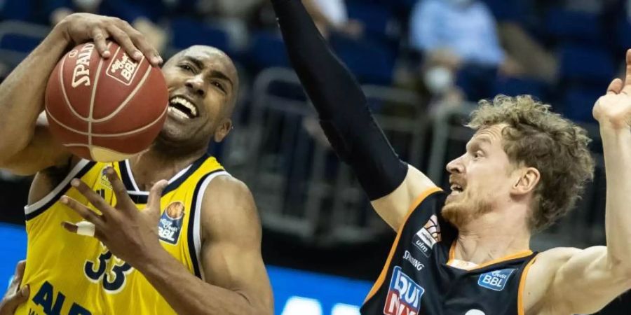 Albas Jayson Granger (l) kämpft gegen Per Günther von ratiopharm Ulm um den Ball. Foto: Andreas Gora/dpa