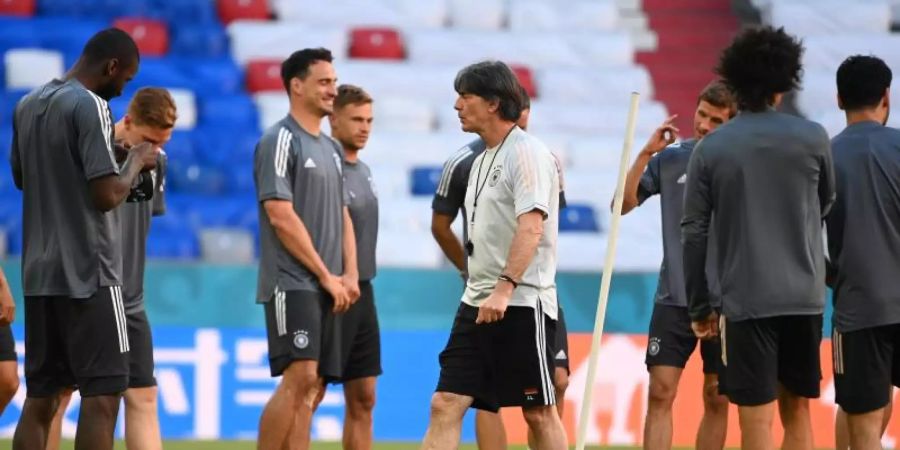 Bundestrainer Joachim Löw (M.) will mit der deutschen Nationalmannschaft gut in die EM starten. Foto: Federico Gambarini/dpa