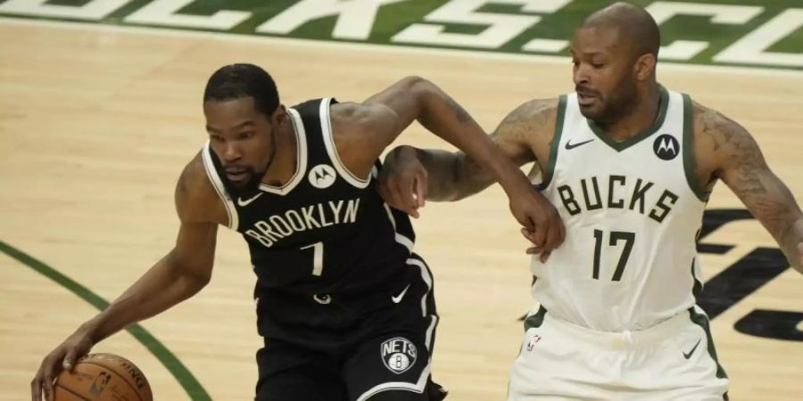 Kevin Durant (l) spielte jede Sekunde der Partie gegen die Milwaukee Bucks. Foto: Morry Gash/AP/dpa