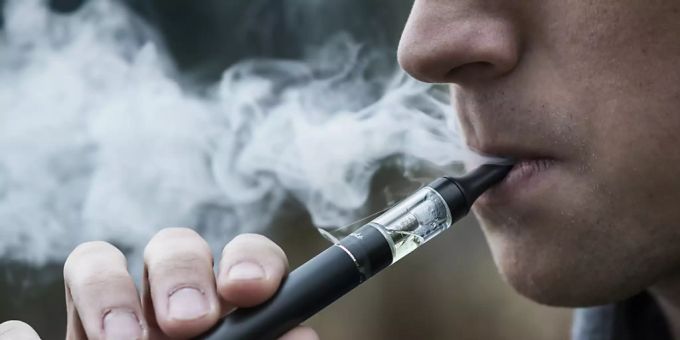 Rauchen wird in Deutschland teurer. Die grössten Steuererhöhungen gibt es bei den E-Zigaretten. Dagegen wehrt sich die Branche. (Archivbild) Rauchen wird in Deutschland teurer. Die grössten Steuererhöhungen gibt es bei den E-Zigaretten. Dagegen wehrt sich die Branche. (Archivbild)