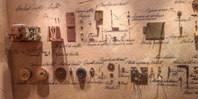 Bestandteile einer Schnupftabakdose mit singendem Vogel von Charles Reuge, einem bekannten Uhrmacher und Automatenhersteller aus Sainte Croix. Spielteile