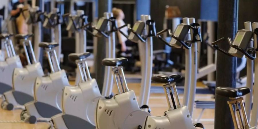 Sportgeräte in einem Fitnessstudio. Foto: Sebastian Willnow/dpa-Zentralbild/dpa/Symbolbild