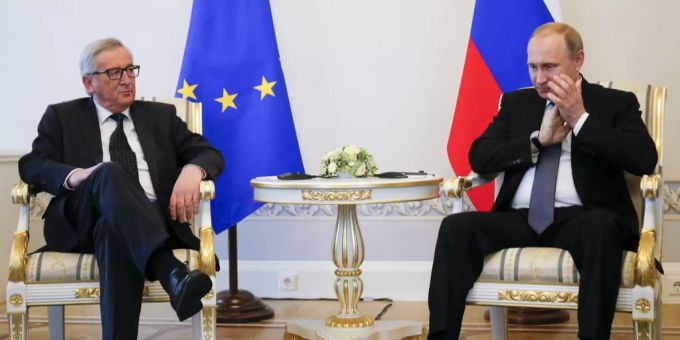 Der russische Präsident Wladimir Putin, rechts, gestikuliert, während er dem Präsidenten der Europäischen Kommission Jean-Claude Juncker während ihrer Gespräche auf dem St. Petersburger Internationalen Wirtschaftsforum in St. Petersburg, Russland, am Donnerstag, 16. Juni 2016, zuhört. EU Russland