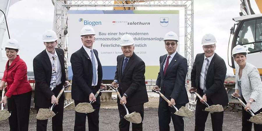 Schweizerische und amerikanische Politik- und Wirtschaftsprominenz beim Spatenstich der Biogen-Fabrik in Luterbach SO im Jahr 2016. Darunter befand sich auch Ex-Wirtschaftsminister Johann Schneider-Ammann (Mitte). (Archivbild)