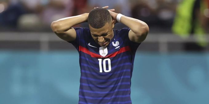 Der 22-jährige Kylian Mbappé ist die tragische Figur des gestrigen Abends: Der Superstar verschiesst den entscheidenden Penalty. Euro 2020