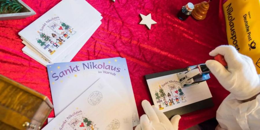 Viele Kinder schreiben jetzt schon an den Nikolaus. Foto: Oliver Dietze/dpa