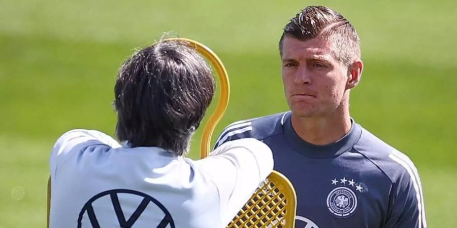 Toni Kroos fordert vollen Einsatz gegen Ungarn. Foto: Christian Charisius/dpa