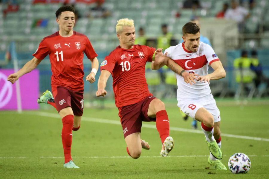 Granit Xhaka setzt im Spiel gegen die Türkei an der Euro 2020 am 20. Juni 2021 in Baku zu einem Tackling an.