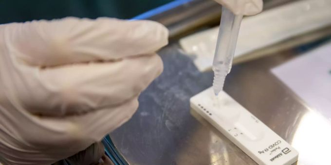 Geimpft & infiziert? - So viele PCR-Tests liegen wirklich falsch