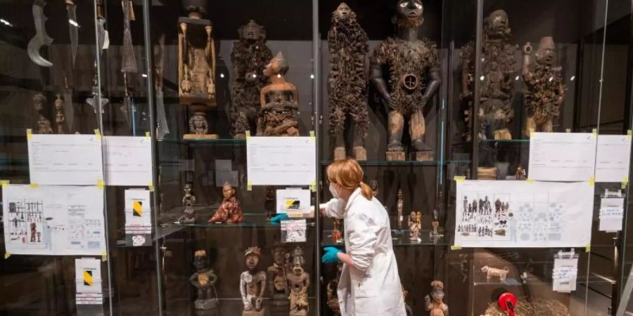 Eine Vitrine mit Statuen im Humboldt-Forum. Foto: Christophe Gateau/dpa