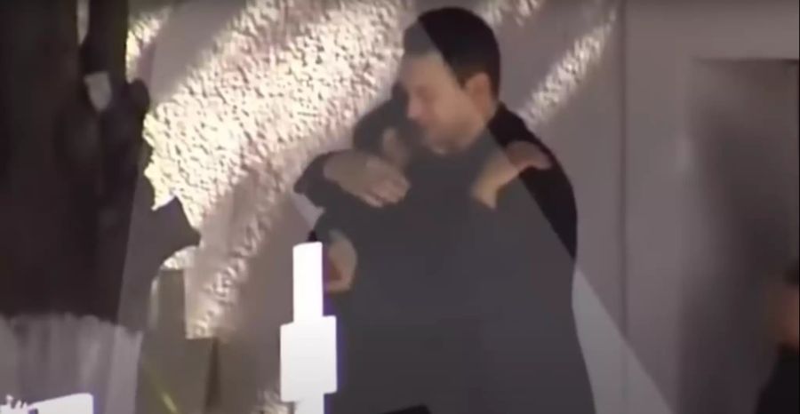 Hier umart der Täter an der Beerdigung die Mutter von Caroline Crouch.