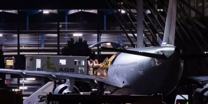 Der zweite Flieger mit verletzten Soldaten ist in der Nacht am Stuttgarter Flughafen angekommen. Foto: Christoph Schmidt/dpa Der zweite Flieger mit verletzten Soldaten ist in der Nacht am Stuttgarter Flughafen angekommen. Foto: Christoph Schmidt/dpa
