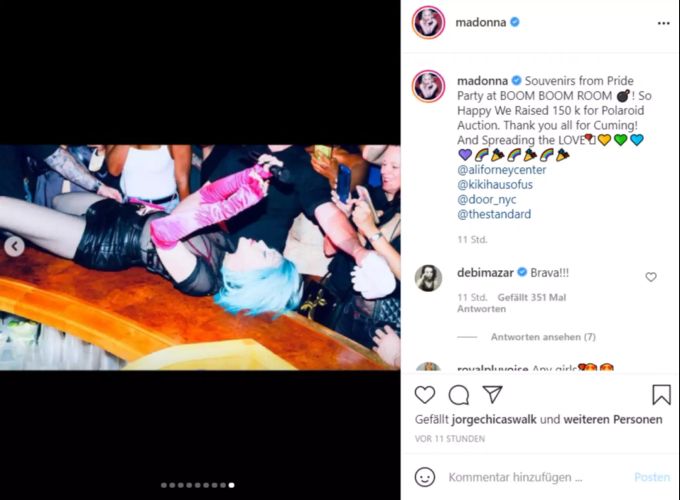 Und überraschte die Anwesenden in einem ziemlich gewagten Auftritt während ihres Spontan-Konzerts. Madonna