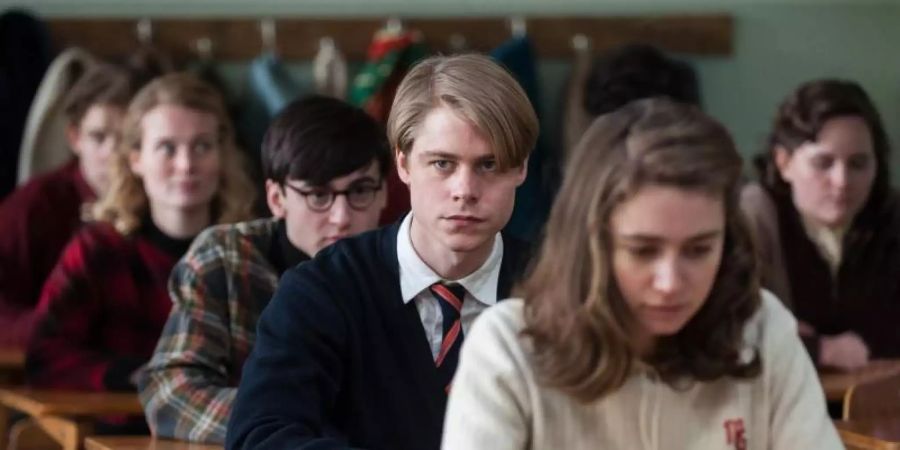 Kurt (mit schlips; Tom Gramenz) und seine Klassenkameraden halten eine Schweigeminute ab. Foto: Julia Terjung/ZDF/dpa