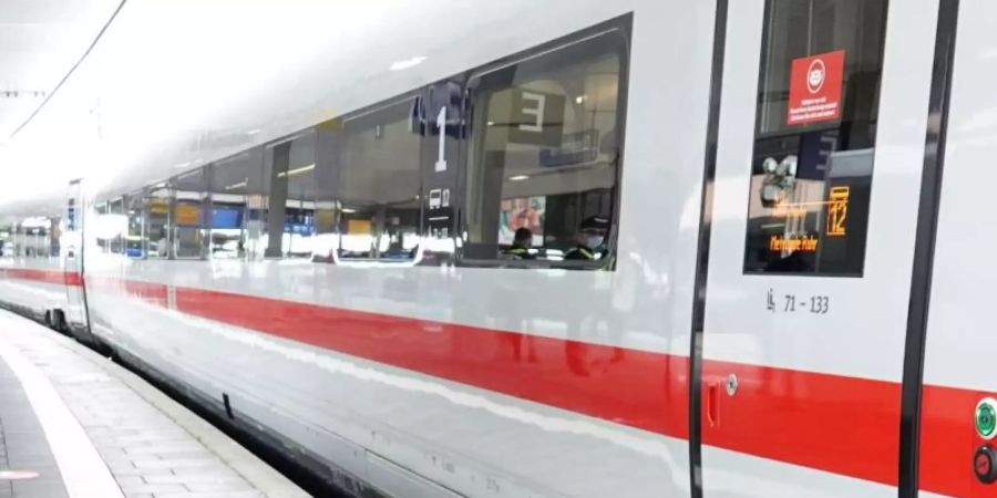 Auf wichtigen innerdeutschen Bahnstrecken soll es ab Mitte Dezember mehr Verbindungen geben. Foto: Weronika Peneshko/dpa/Illustration