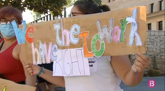 Ein Schild mit der Aufschrift «Wir haben das Recht zu arbeiten». calvia
