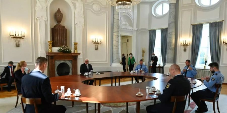 Steinmeier spricht mit Polizisten im Schloss Bellevue