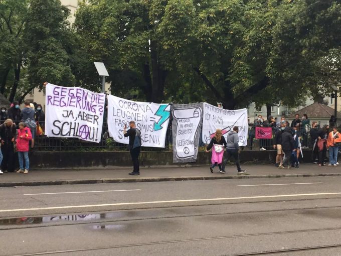Corona-Massnahmen-Befürworter wehren sich gegen Demo. Corona Demo Zürich