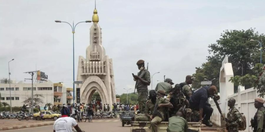 Sicherheitskräfte fahren Mitte August in einem Lastwagen durch die Hauptstadt Bamako - das Militär hatte Malis Präsidenten zum Rücktritt gezwungen. Foto: Baba Ahmed/AP/dpa