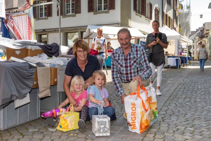 Stolze Grosseltern: Hannah und Sarina dürfen sich am Stand von Heinz Peter ein Kissen aussuchen.