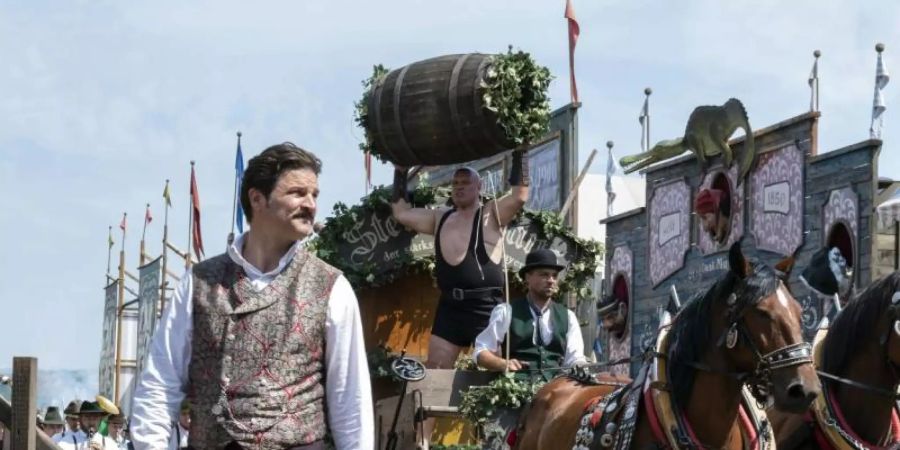 Misel Maticevic (in der Rolle als Curt Prank) beim Oktoberfest-Einzug 1900. Foto: Dusan Martincek/BR/Zeitsprung Pictures GmbH/dpa