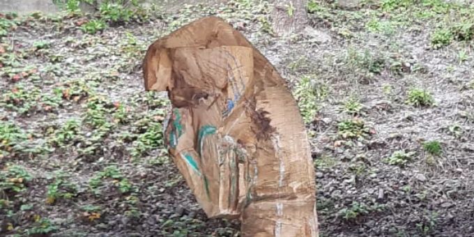 Diebstahl einer Holzskulptur.