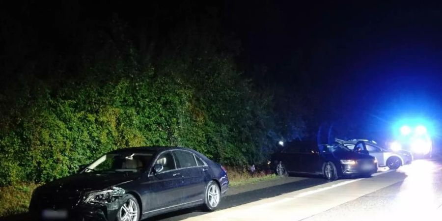 Das Fahrzeug von Ministerpräsident Kretschmann (l-r), ein Begleitfahrzeug sowie ein anderer am Unfall beteiligter Pkw stehen nach dem Unfall am Strassenrand. Kretschmann hat den Verkehrsunfall unverletzt überstanden. Foto: Franziska Hessenauer/Einsatz-Report24/dpa