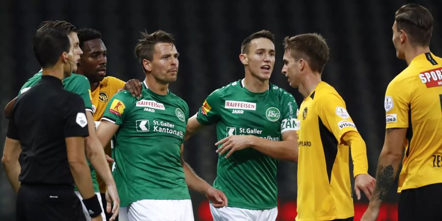 Hier spielte Hefti (3. v. r.) mit dem FC St.Gallen noch gegen YB. Ab nächster Saison wird er für die Gelbschwarzen auflaufen.