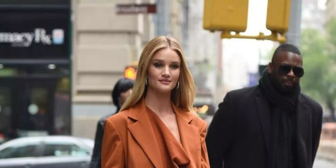 Rosie Huntington-Whiteley neben ihrem Bodyguard. Rosie Huntington-Whiteley