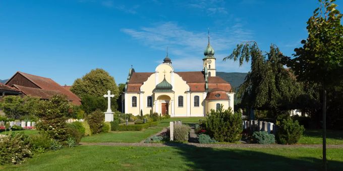 Ein Friedhof und die römisch-katholische Kirche St. Urs & Viktor in Kestenholz. Ein Friedhof und die römisch-katholische Kirche St. Urs & Viktor in Kestenholz.