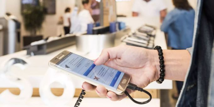 Smartphone - Durch Spenden sollen Umweltbelastungen ausgeglichen werden