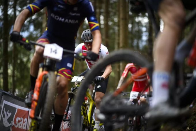 Nino Schurter beim Rennen an der Mountainbike-WM im Gedränge Nino Schurter WM
