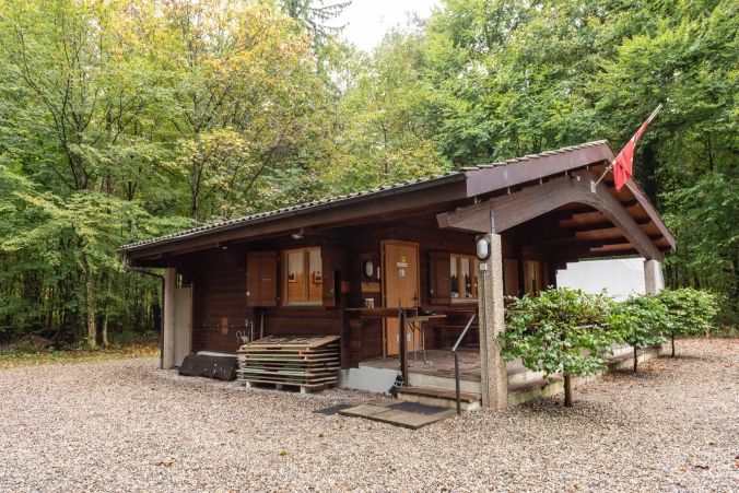 Das Waldhaus ist wieder vierzehntäglich geöffnet und kann auch gemietet werden.
