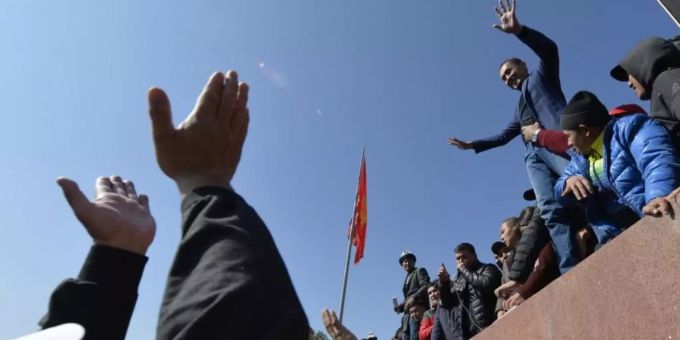 Menschen protestieren während einer Kundgebung auf dem zentralen Platz in Bischtek, Kirgistan. Foto: Vladimir Voronin/AP/dpa Menschen protestieren während einer Kundgebung auf dem zentralen Platz in Bischtek, Kirgistan. Foto: Vladimir Voronin/AP/dpa