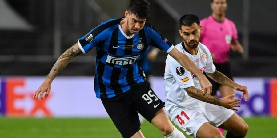 Italiens Alessandro Bastoni (hier im Inter-Trikot,l) und Sevillas Suso im Zweikampf um den Ball. Foto: Federico Gambarini/dpa