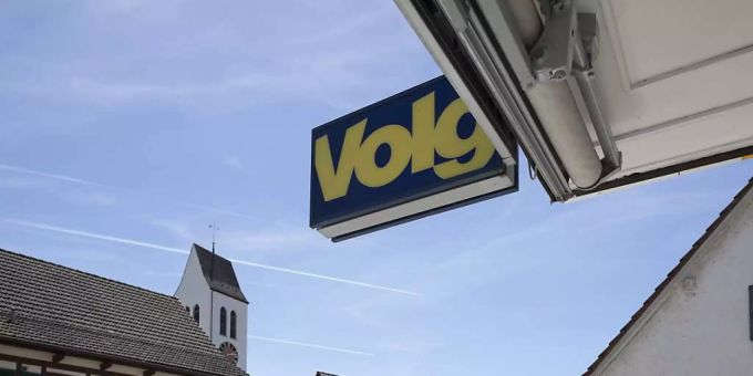 Eine Kuh stattete einer Volg-Filiale einen Besuch ab. Kuh