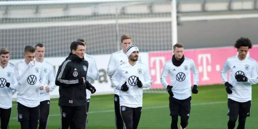 Die deutsche Nationalmannschaft ist in der Fussball-Weltrangliste der FIFA einen Platz nach oben geklettert. Foto: Peter Steffen/dpa