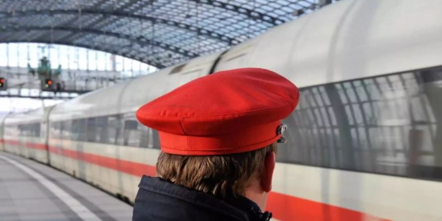 Die Bahn und die EVG haben bei den Tarifverhandlungen eine Einigung erzielt. Foto: Gero Breloer/dpa
