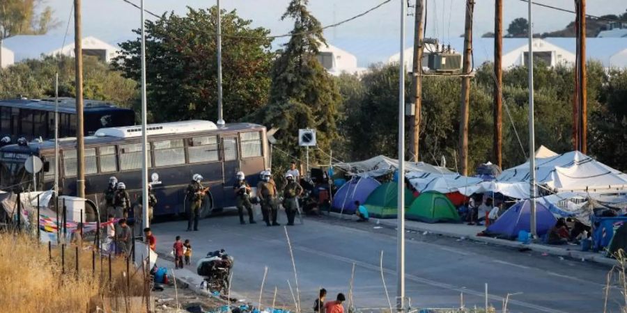 Viele Migranten aus dem abgebrannten Flüchtlingslager Moria zelten auf der Strasse. Foto: Petros Giannakouris/AP/dpa