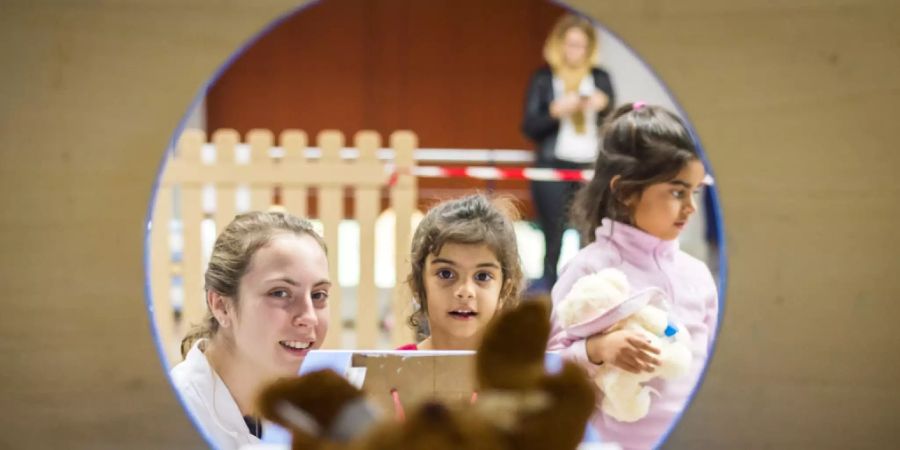 Anhand eines Teddybären wird einem Kind gezeigt, was es erwartet, wenn es zur Magnetresonanz-Untersuchung muss. Eine schweizweit einmalige, kostenlose Virtual-Reality-App «Kinderinsel» nimmt Kindern ebenfalls die Angst vor dem Spital. (Symbolbild)