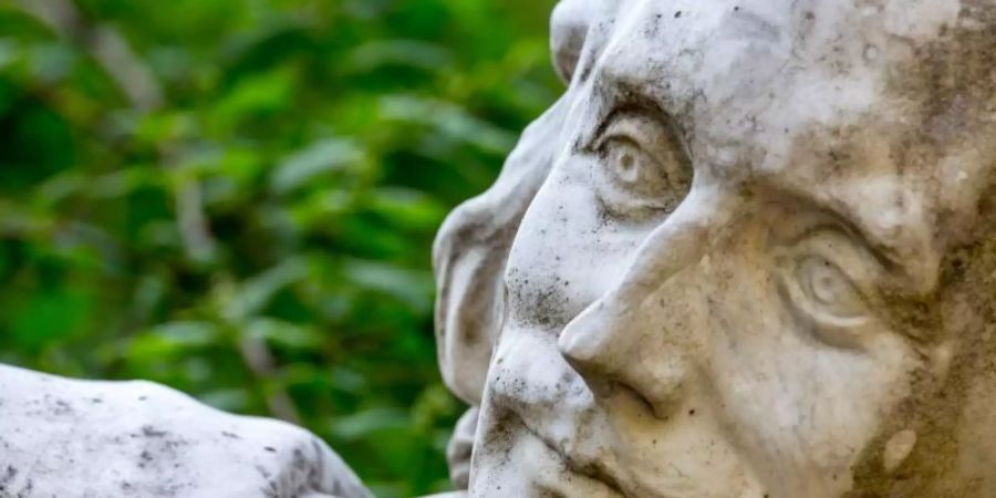 Das Denkmal von William Shakespeare im Park an der Ilm in Weimar. Foto: Michael Reichel/dpa-Zentralbild/dpa