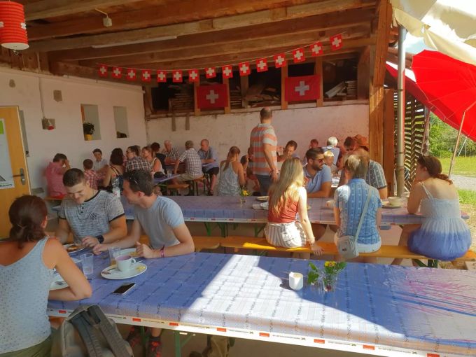 Der Brunch auf dem Hof von Theo Mächler ist jedes Jahr gut besucht. Brunch Theo Mächler