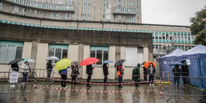 Menschen stehen vor dem San Paolo Krankenhaus in einer Schlange, um sich auf das neuartige Coronavirus testen zu lassen. In Norditalien steigen die Coronavirus-Infektionen wieder stark an und erneuern den Druck auf Krankenhäuser und Pflegepersonal. Coronavirus - Italien