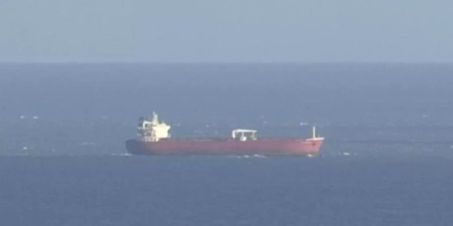 Das Standbild aus einem SKY-Video zeigt den Öltanker vor der Isle of White. Foto: -/Sky News/AP/dpa